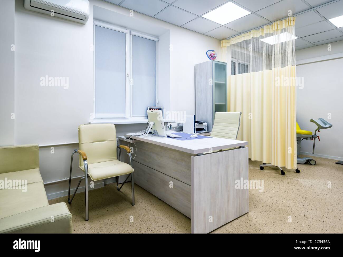 Moskau - 15. September 2017: Moderne Inneneinrichtung`s Arztpraxis des Gynäkologen in einer Klinik. Stockfoto